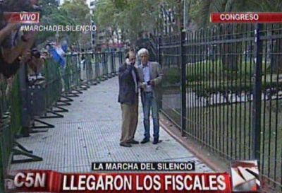 Comienzan a concentrarse personas frente al Congreso