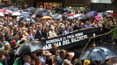 Bajo una torrencial lluvia, una multitud marcha a la Plaza de Mayo en homenaje a Alberto Nisman