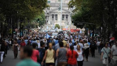 Una multitud reunida en el Congreso a pesar de la lluvia