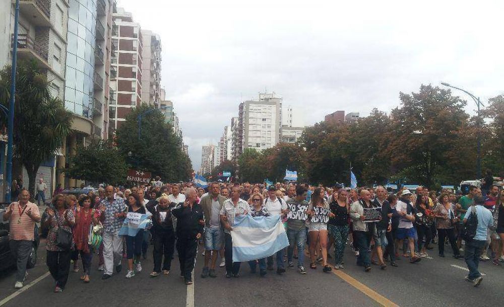18F: una multitud marcha por las calles de Mar del Plata