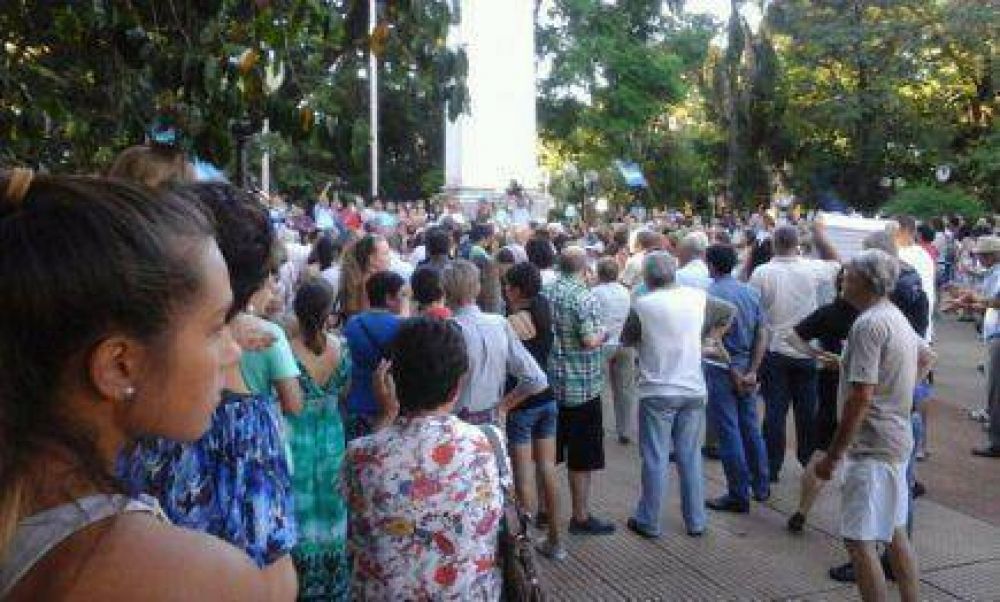 Cientos de posade�os participaron de la marcha por el 18f