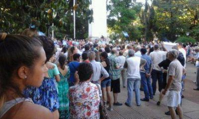 Cientos de posade�os participaron de la marcha por el 18f