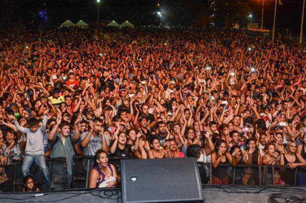 Los vecinos cantaron y bailaron durante el Carnaval en Ituzaing�