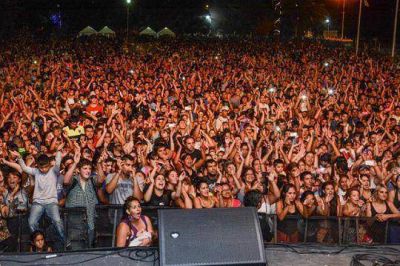 Los vecinos cantaron y bailaron durante el Carnaval en Ituzaing�
