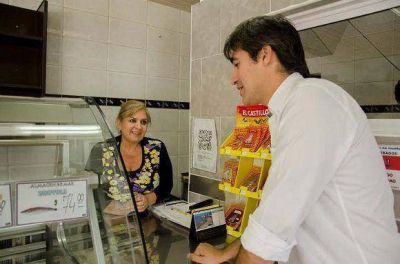 Adri�n P�rez recorre todo el distrito