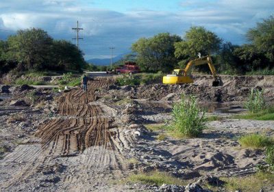 Colocar�an un puente ferroviario para solucionar el paso del r�o Santa Cruz