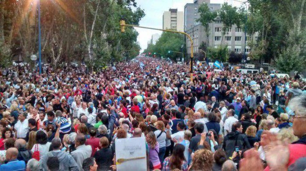 Catorce cuadras de marcha y concentraci�n en Plaza San Mart�n