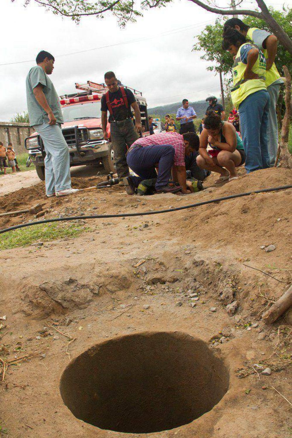 Rescatan a nena de 10 a�os que cay� a un pozo de cemento