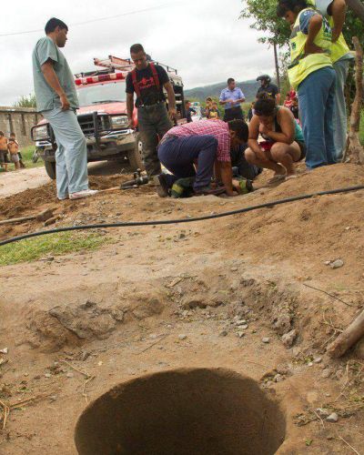 Rescatan a nena de 10 a�os que cay� a un pozo de cemento