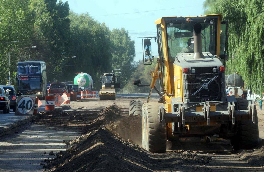 Construyen carriles secundarios en acceso sur de Tunuy�n