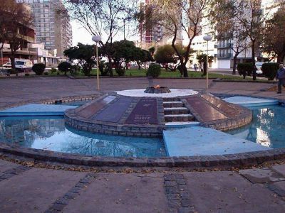 Estall� el verano: dos trapitos intentaron hacer un asado en el Monumento a los Ca�dos en Malvinas