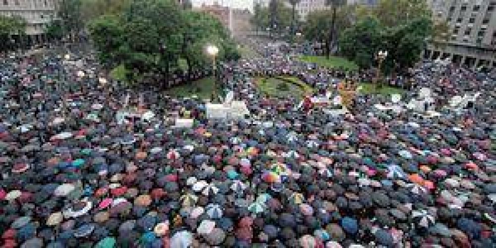 Una multitud march� a Plaza de Mayo para homenajear a Nisman
