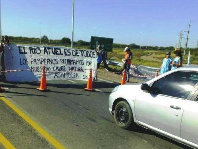 Recuerdan el primer corte de ruta por el Atuel