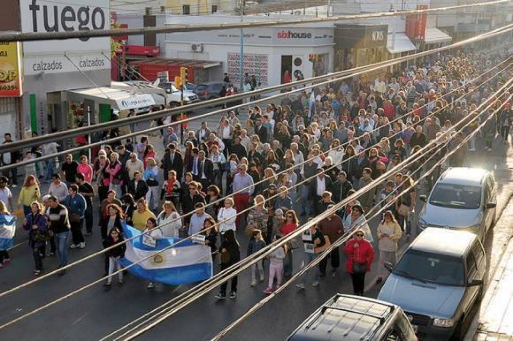Comodoro se sum� a la convocatoria nacional y march� por las calles c�ntricas