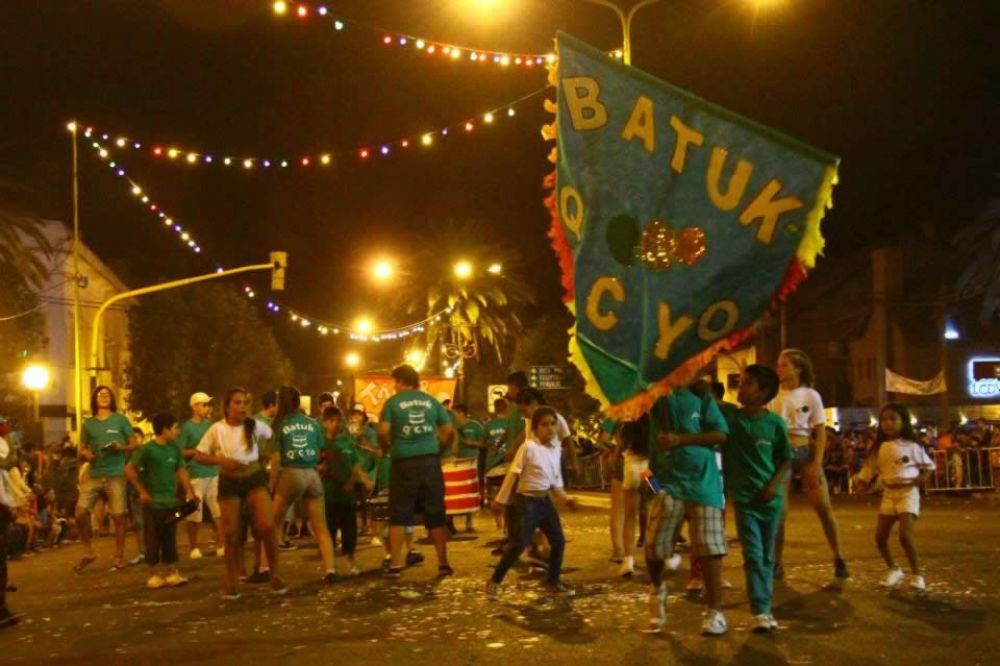 Con mucho p�blico, color y buen ritmo, se despidieron los Corsos Municipales 2015