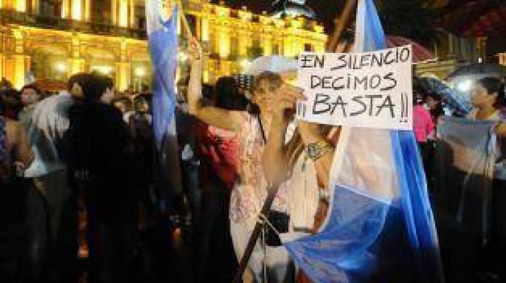 Dirigentes pol�ticos marcharon sin banderas partidarias en Tucum�n
