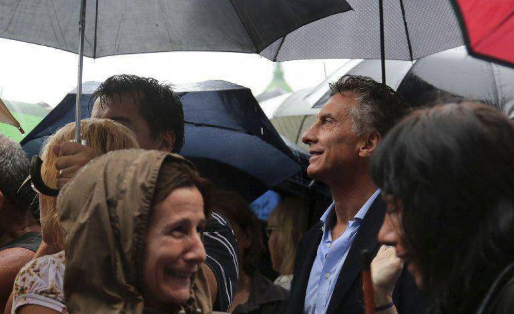Los presidenciables, con bajo perfil, mezclados entre la gente