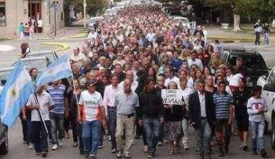 En Balcarce fue masiva la marcha en homenaje a Nisman