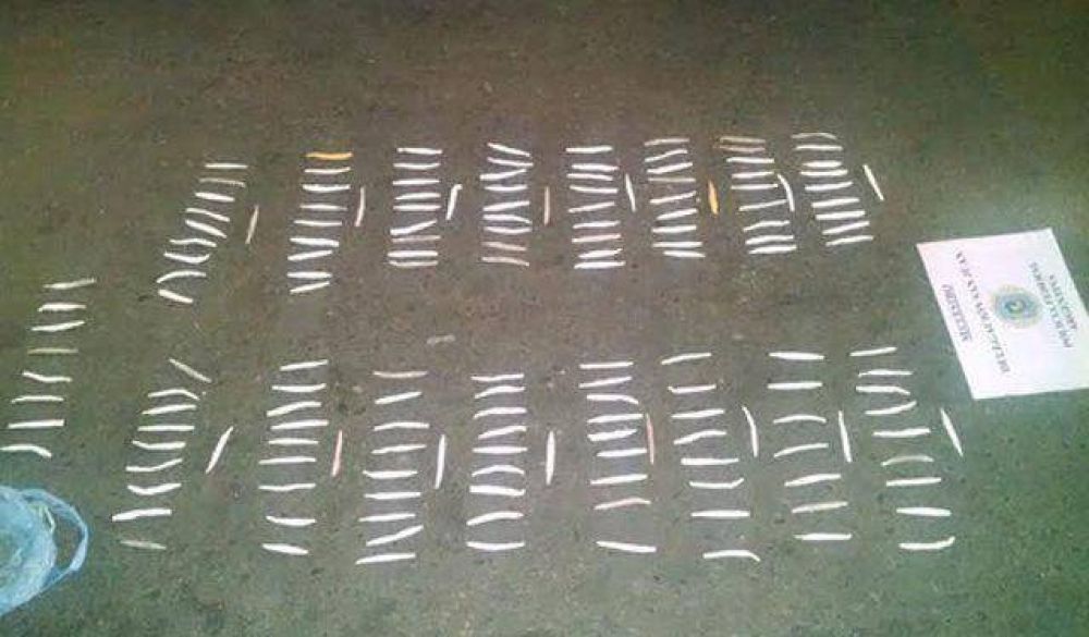 Vio a la polic�a y se fug�; ten�a una bolsa con 662 porros