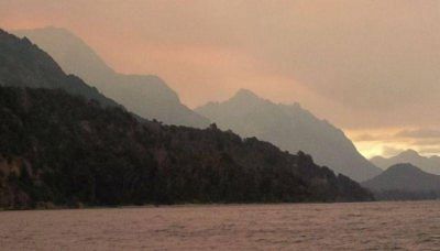 Humo de incendio forestal en Cholila cambi� de color el cielo de Bariloche