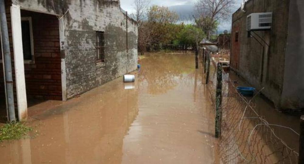 Tras una intensa lluvia, asisten a 87 familias en el interior
