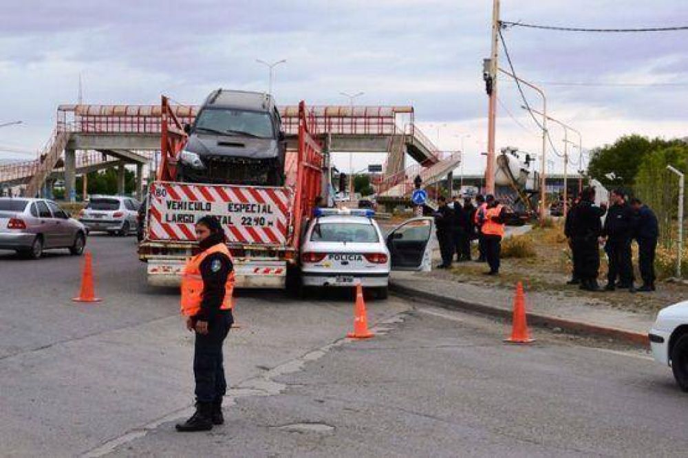 Patrullero choc� contra un cami�n en la Autov�a 17 Octubre