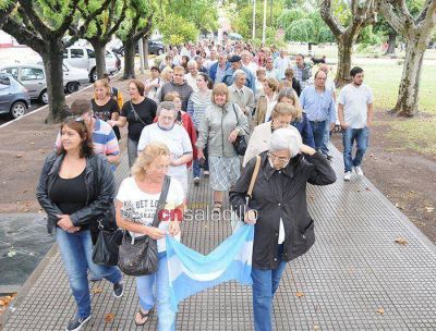 Vecinos de Saladillo se sumaron a la marcha del 18F