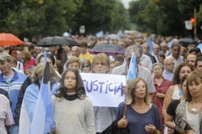 En una fuerte convocatoria bajo la lluvia, la comunidad santafesina march� por Nisman
