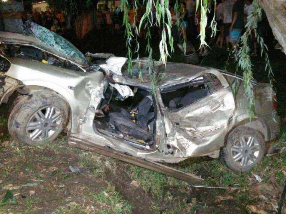 Un ladr�n muri� tras robar una casa, huir en un auto y estrellarse contra un �rbol