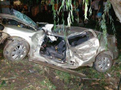 Un ladr�n muri� tras robar una casa, huir en un auto y estrellarse contra un �rbol