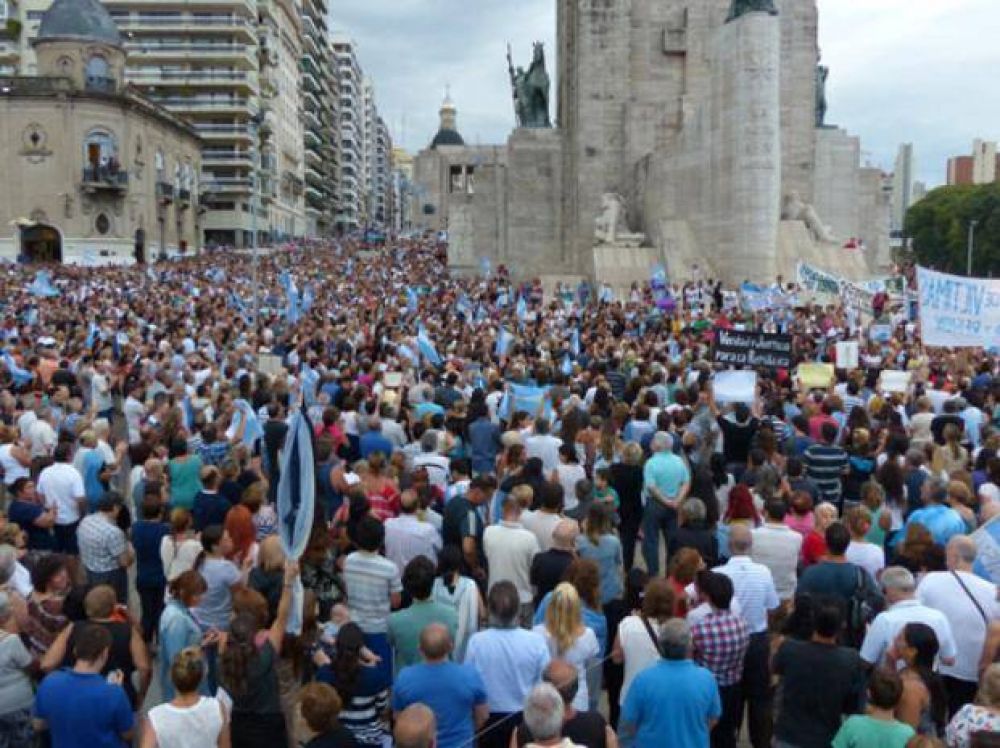 Ms de 15 mil personas participaron del 18F en el Monumento a la Bandera