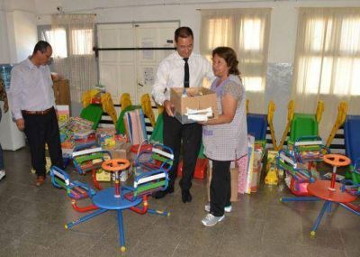 Larra�aga entreg� material did�ctico y juguetes