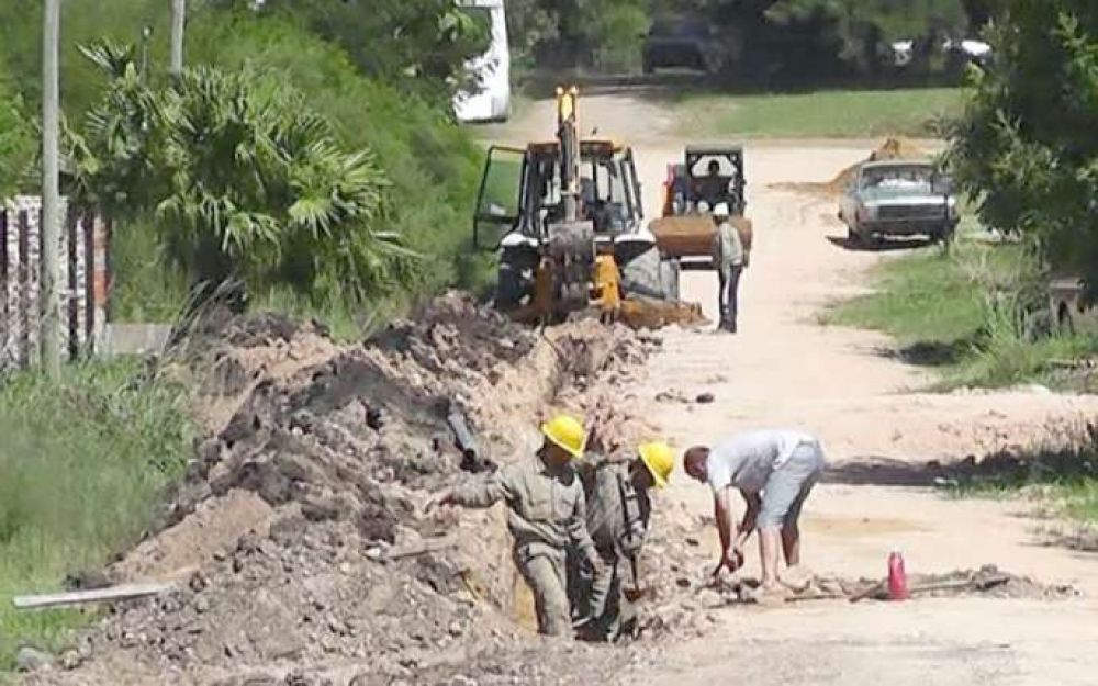 Se extiende la red de agua en los barrios