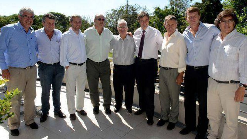 En un da, Bahl mostr avales de la costa del Paran y tambin del Uruguay	 