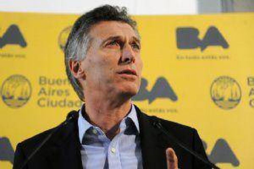 Macri te�ir� de amarillo el microcentro tucumano