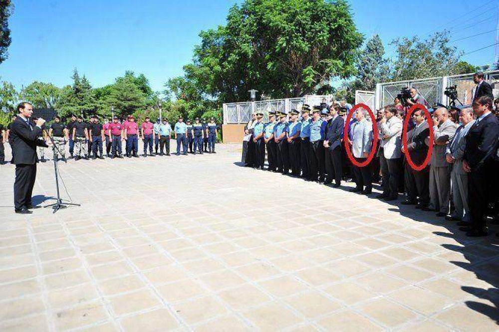El denunciado exjefe de Polic�a, Guillermo Valdeven�tez, comparti� un acto con el Gobernador Poggi