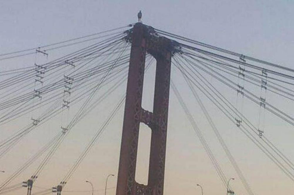Un hombre amenaz� con arrojarse desde el Puente Colgante