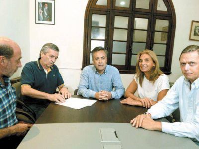 Cambia Mendoza: la UCR sum� a dem�cratas y massistas a su frente para volver a ganar la gobernaci�n