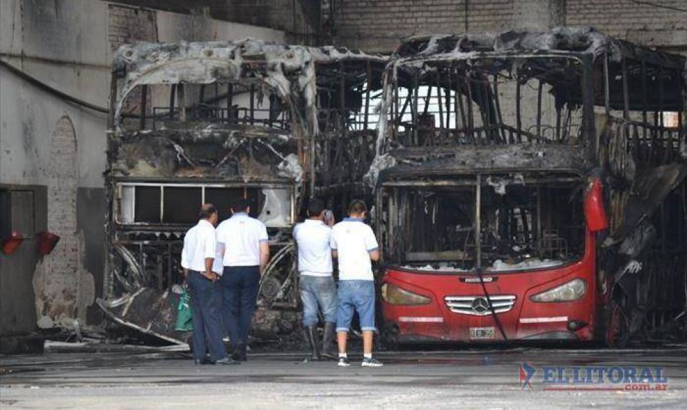Vandalismo: incendiaron 5 colectivos