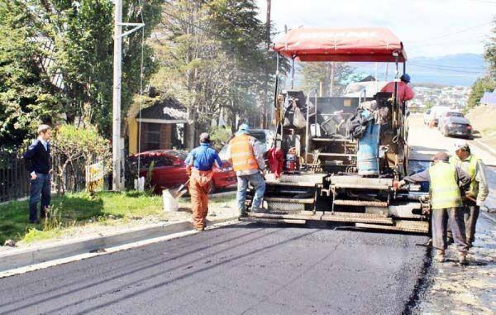 Sciurano supervis� el inicio de la pavimentaci�n de Isla de los Estados