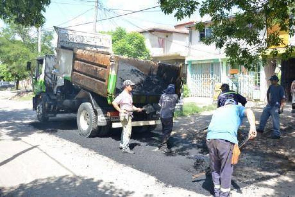 Informe de bacheos en barrios de Varela