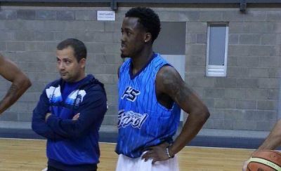Lleg� Reger Dowell y ya entren� en Pe�arol