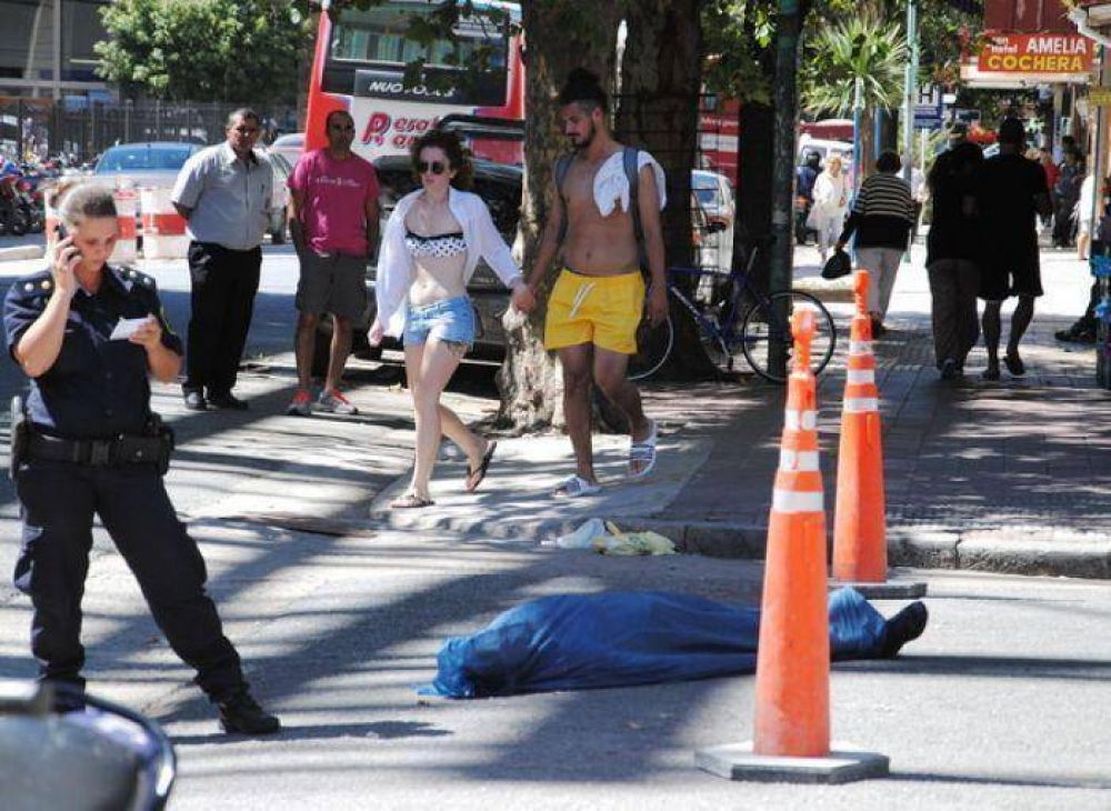 Dejan morir en plena calle a una turista mendocina de 84 a�os 