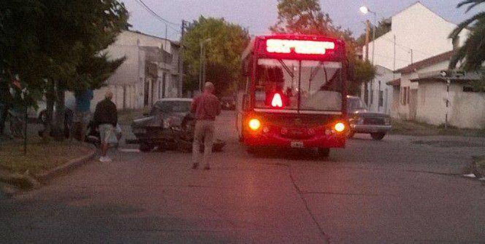 VIOLENTO CHOQUE ENTRE UN COLECTIVO Y UN AUTO