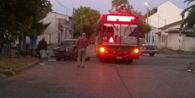 VIOLENTO CHOQUE ENTRE UN COLECTIVO Y UN AUTO