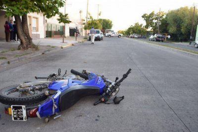 Mujer herida al ser atropellada por una moto