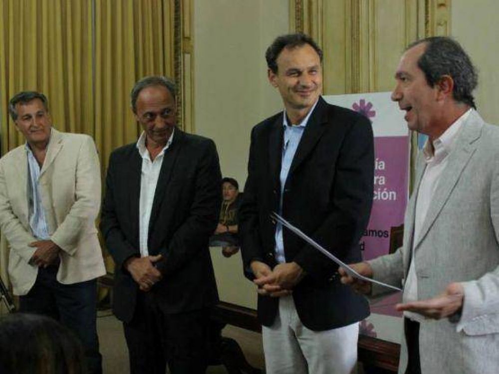 Pablo Bruera present al nuevo director municipal de la biblioteca Lpez Merino, Sergio Marelli