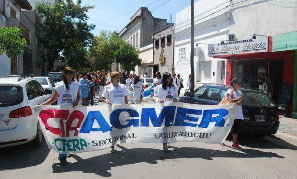 Los docentes volvieron a marchar a la espera de una propuesta no menor al 35%