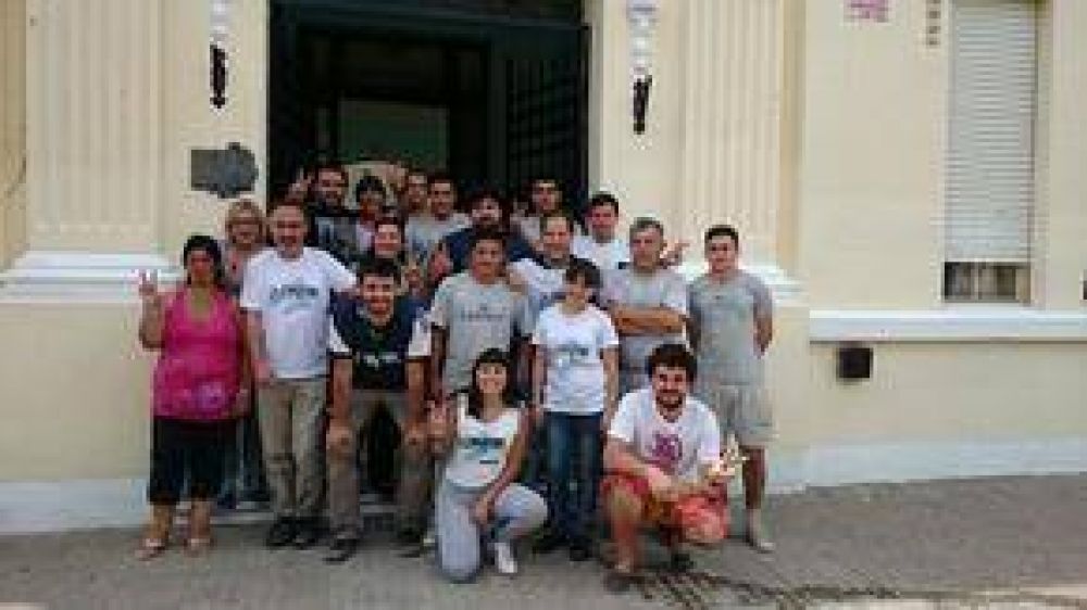 La C�mpora realiz� una jornada solidaria en la cual pint� la fachada de la Escuela N�8 de Chillar
