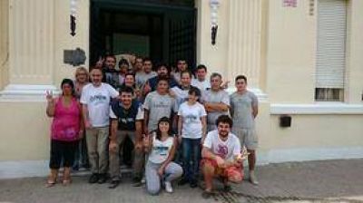 La C�mpora realiz� una jornada solidaria en la cual pint� la fachada de la Escuela N�8 de Chillar